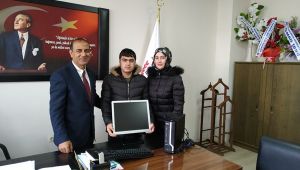 Engelli öğrencinin bilgisayar sevinci