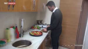 Patnos'ta Öğretmenlerin yemeğini okul müdürü yapıyor