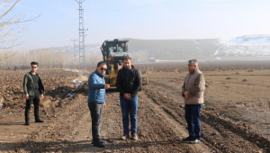 İlçe Kaymakamımız Sayın Yusuf CANKATAR, İlçemiz Eskikonak köyünde yapımı devam eden yol çalışmalarını yerinde inceledi.