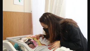 Funda Varol Hanımefendi Yeni Yılın İlk Bebeklerini Hastanede Ziyaret Etti