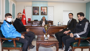 İlçe Kaymakamımız Sayın Yusuf CANKATAR, İlçe Gençlik ve Spor Müdürü ve öğrencilerini makamında kabul etti.