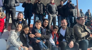 Rojbin Kartal ve Cabir Tozun, Patnos İdman Yurdu - Eleşkirt Spor Maçını Yalnız Bırakmadı.