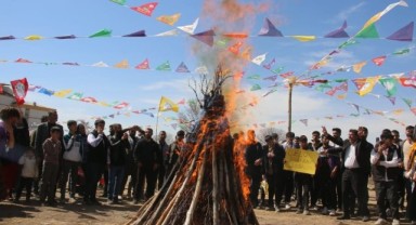 Patnos'ta Newroz Ateşi Yakıldı, Halaylar Çekildi