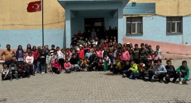 Ağrı İbrahim Çeçen Üniversitesi Öğrencileri Çakırbeyli Köyü'ne Kitap Bağışladı