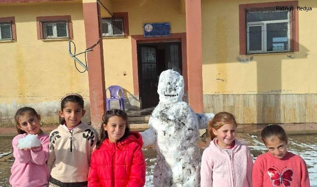Patnos'ta Yılın İlk Kar Coşkusu: Köseler Adilova Öğrencilerinden İlk Kardam Adam