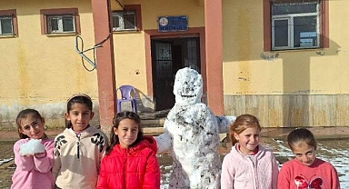 Patnos'ta Yılın İlk Kar Coşkusu: Köseler Adilova Öğrencilerinden İlk Kardam Adam