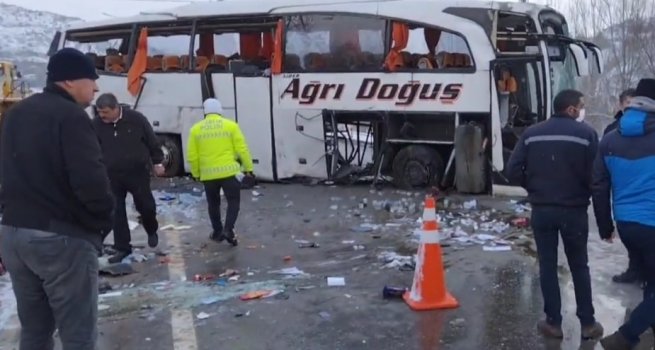 Ağrı’da Otobüs Kazası, 12 Yaralı