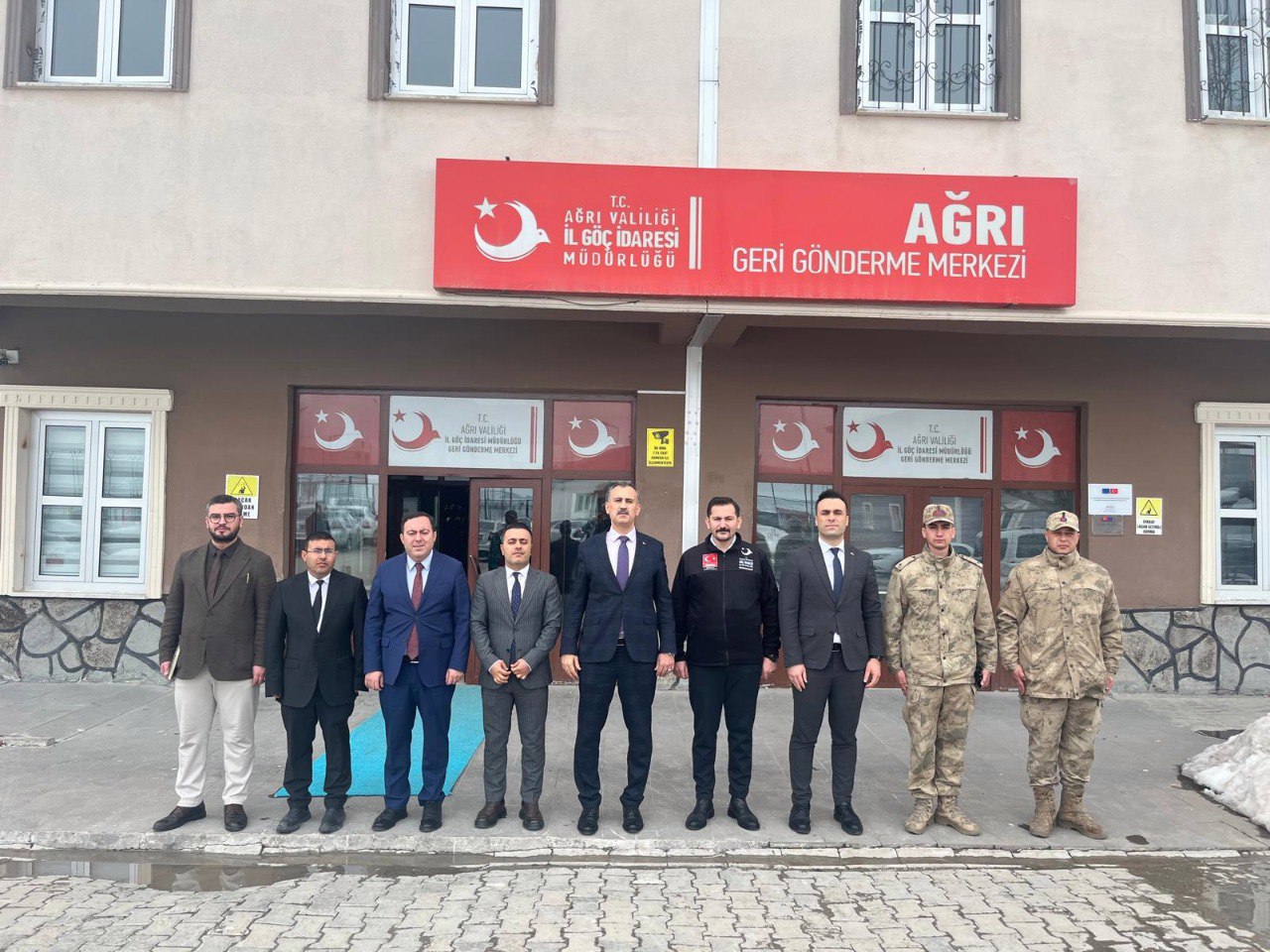 Ağrı Valisi Önder Bozkurt, Ağrı Geri Gönderme Merkezi'nde inceleme yaptı.