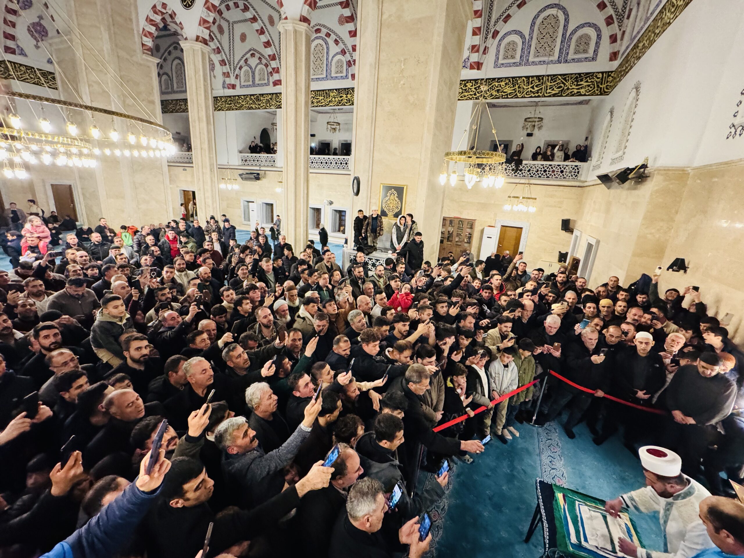 Patnos Recep Tayyip Erdoğan Camisi'nde Kadir Gecesi dolayısıyla Sakal-ı Şerif